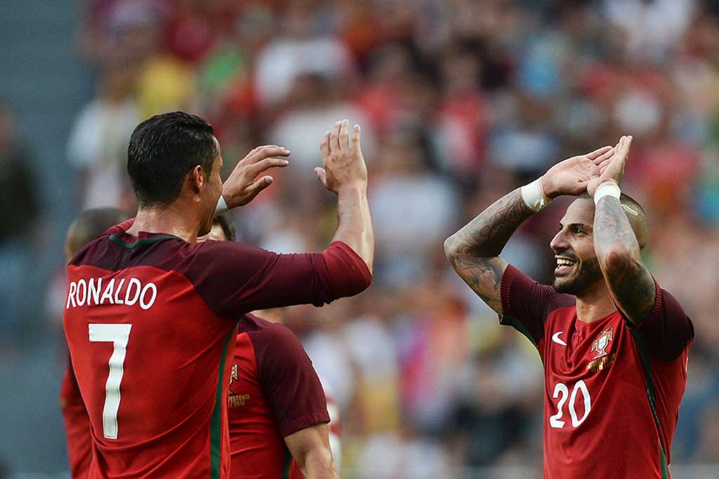 Akhir babak pertama, Ronaldo, pencetak gol terbanyak sepanjang masa Portugal, bertukar operan dengan Joao Mario sebelum mengemas gol ketiga timnya. Ini merupakan golnya yang ke-58 untuk timnas.