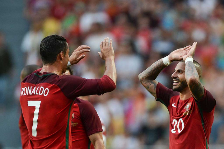 Akhir babak pertama, Ronaldo, pencetak gol terbanyak sepanjang masa Portugal, bertukar operan dengan Joao Mario sebelum mengemas gol ketiga timnya. Ini merupakan golnya yang ke-58 untuk timnas.