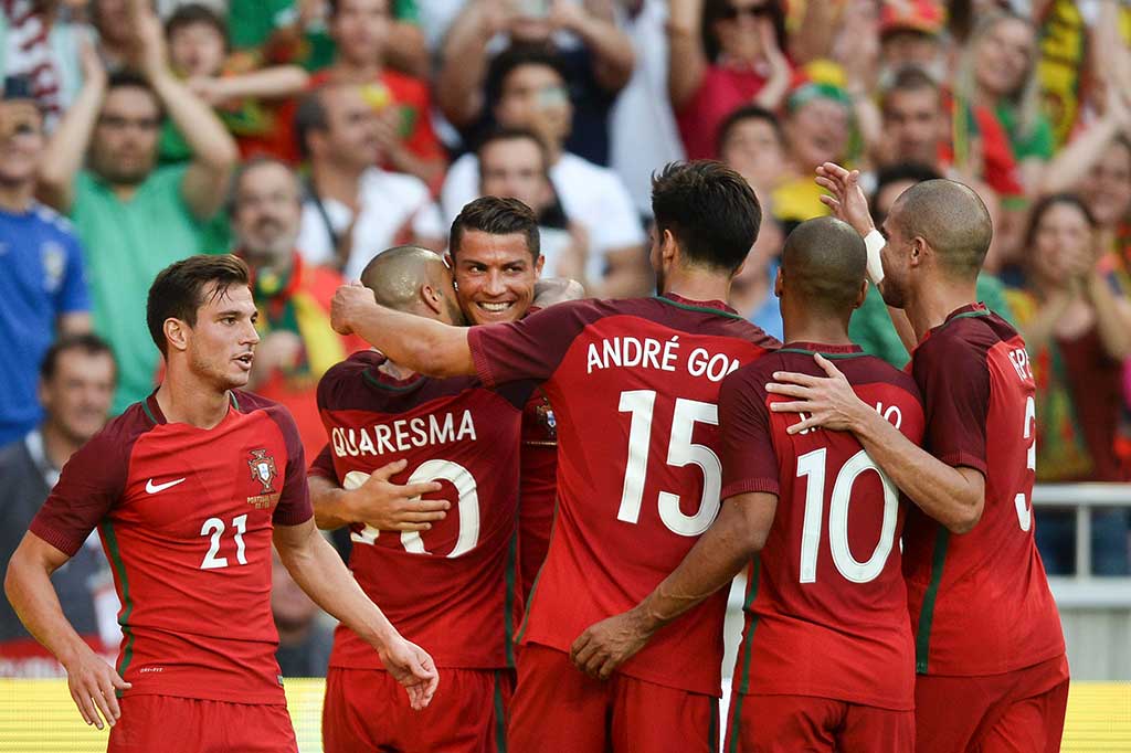 Para pemain Portugal meluapkan kegembiraan mereka.