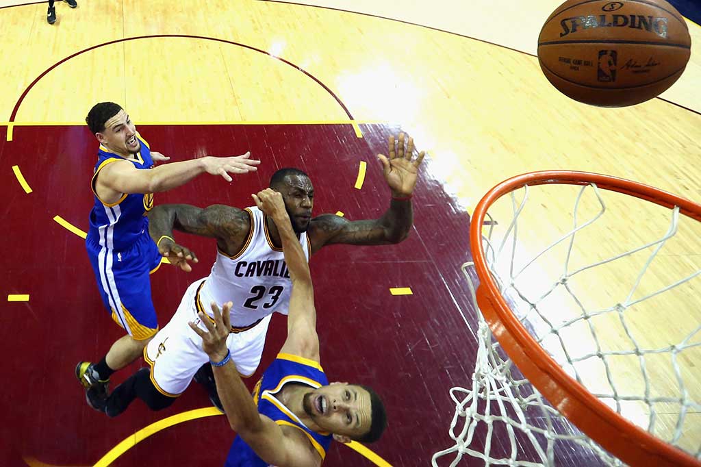 LeBron James menjadi pencetak poin terbanyak untuk Cavs dengan 32 angka, ditambah 11 rebound dan enam assist.