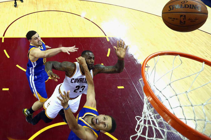 LeBron James menjadi pencetak poin terbanyak untuk Cavs dengan 32 angka, ditambah 11 rebound dan enam assist.