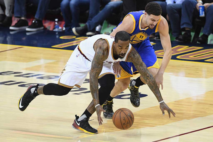 J.R. Smith menyumbang 20 poin bagi Cavaliers.