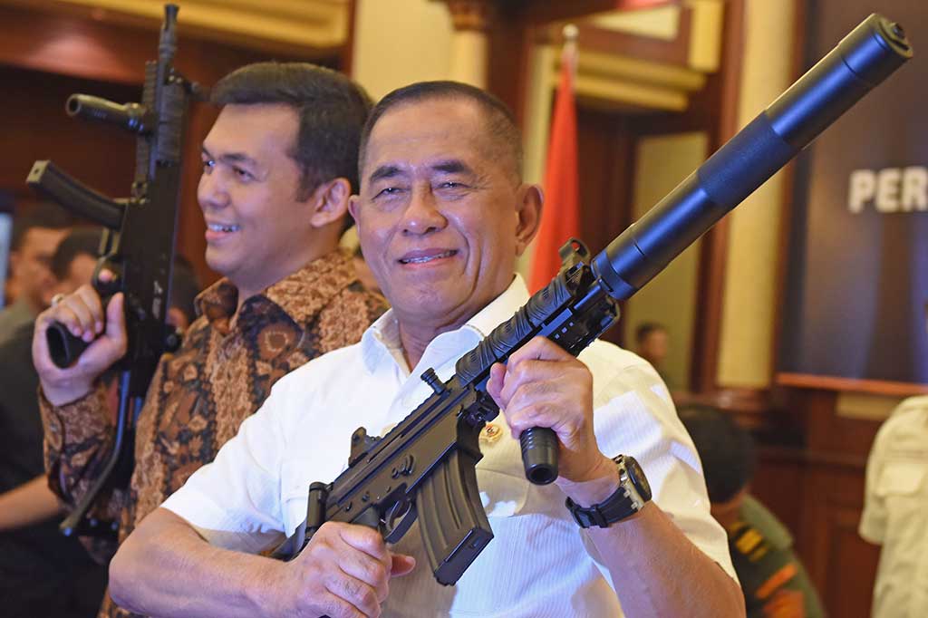Menteri Pertahanan Ryamizard Ryacudu didampingi Dirut PT Pindad Silmy Karim memperlihatkan produk senjata baru PT Pindad ketika peluncuran di Kantor Kemenhan.