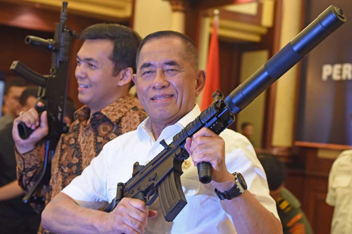 Menteri Pertahanan Ryamizard Ryacudu didampingi Dirut PT Pindad Silmy Karim memperlihatkan produk senjata baru PT Pindad ketika peluncuran di Kantor Kemenhan.