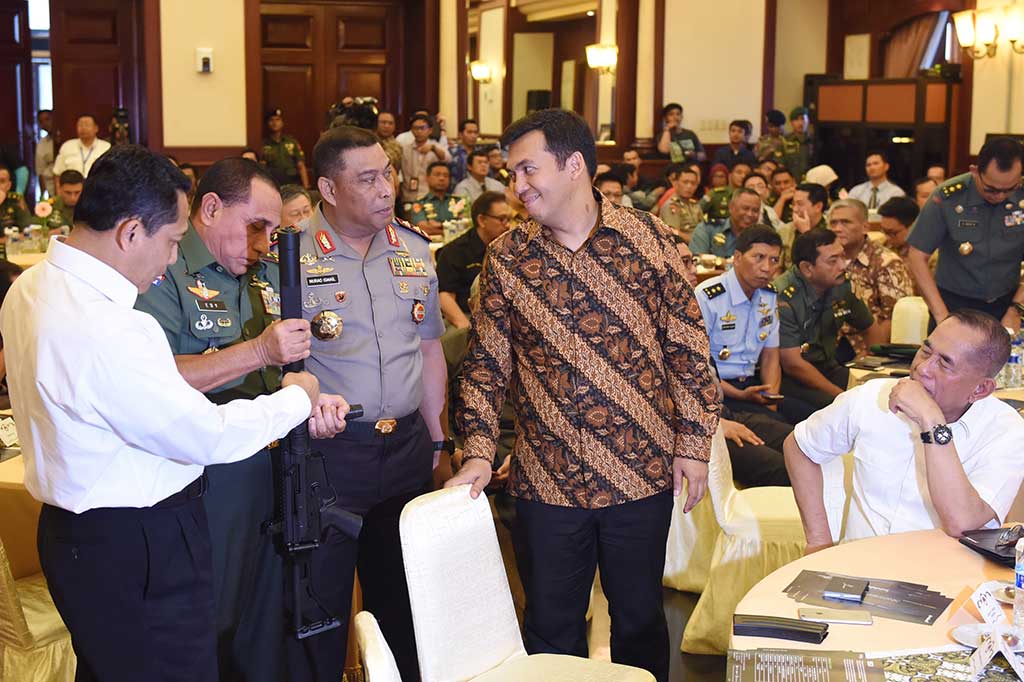 Menhan Ryamizard Ryacudu, Dirut PT Pindad Silmy Karim, Kakorbrimob Irjen Murad Ismail (ketiga kiri), Pangkostrad Letjen Edy Rahmayadi (kedua kiri) dan Kepala BNN Komjen Budi Waseso (kiri) mengamati produk senjata baru PT Pindad.