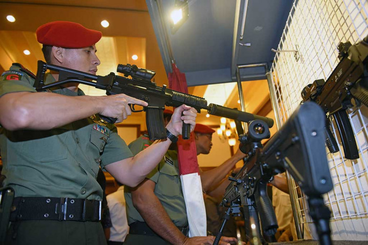 Prajurit Kopassus mencoba produk senjata baru PT Pindad jenis senapan serbu SS2 Subsonic 5,66mm.