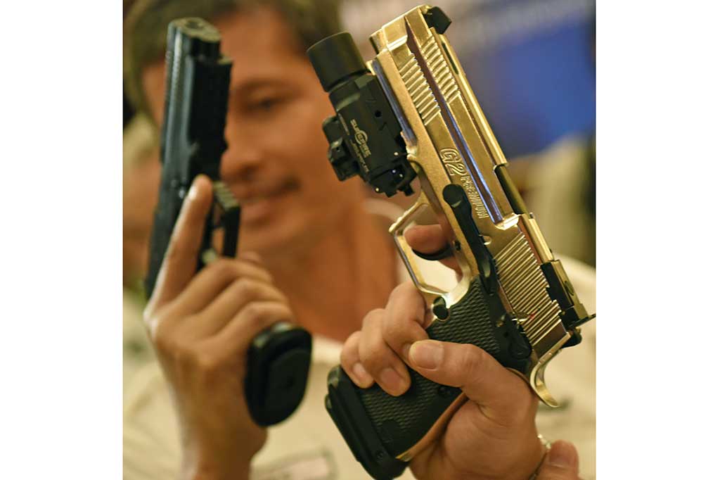Pegawai PT Pindad memperlihatkan produk senjata baru PT Pindad jenis pistol G2 Premium.