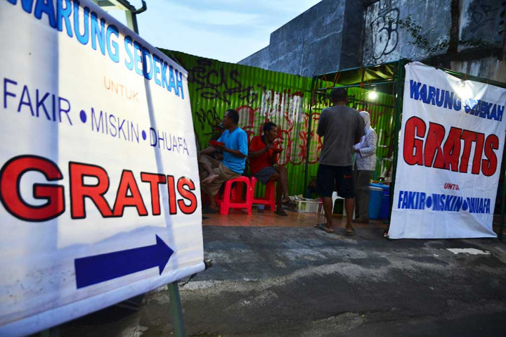 Fakir Miskin Makan Gratis di Warung Ini