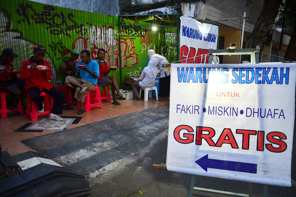 Fakir Miskin Makan Gratis di Warung Ini