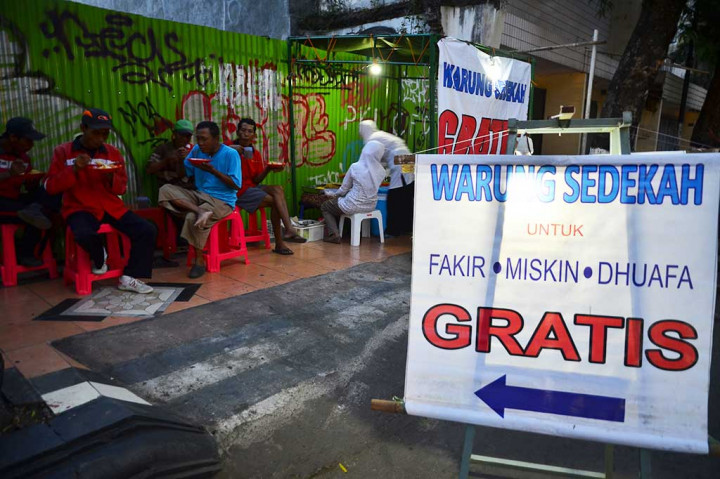 Fakir Miskin Makan Gratis di Warung Ini