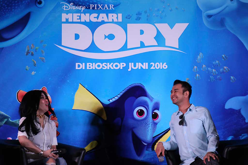 'Finding Dory' yang masih berkaitan dengan film terdahulunya 'Finding Nemo' bercerita mengenai Dory yang mengingat keluarganya dan mengajak Marlin (Albert Brooks) dan Nemo (Hayden Rolence) untuk bertualang.