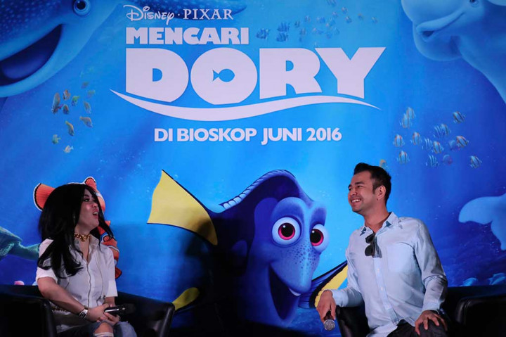 'Finding Dory' yang masih berkaitan dengan film terdahulunya 'Finding Nemo' bercerita mengenai Dory yang mengingat keluarganya dan mengajak Marlin (Albert Brooks) dan Nemo (Hayden Rolence) untuk bertualang.