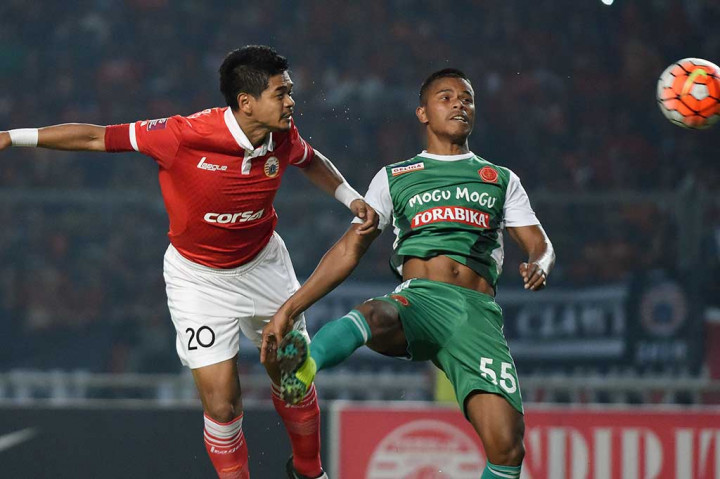 Pesepak Bola Persija Jakarta Bambang Pamungkas (kiri) berebut bola dengan pesepak bola PS TNI Manahati Lestusen