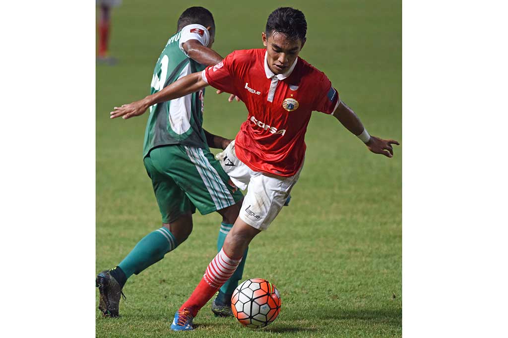 Pesepak Bola Persija Jakarta Abrizal Umanailo (kanan) berebut bola dengan pesepak bola PS TNI Pandi Ahmad Lestaluhu