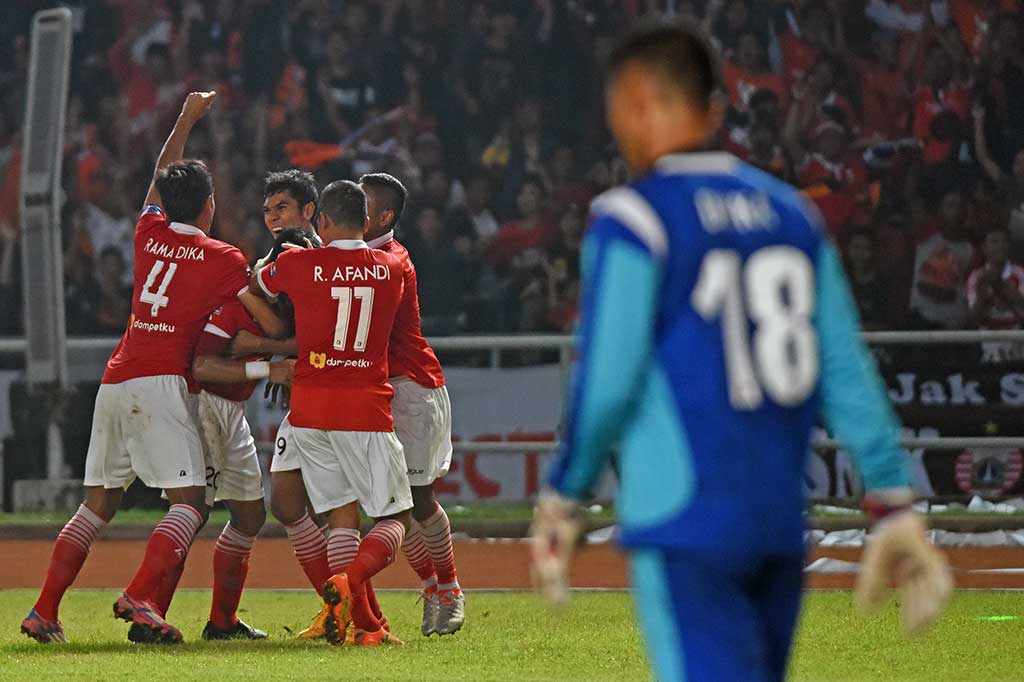 Ade Jantra Lukmana (kedua kiri) melakukan selebrasi bersama rekan-rekan setimnya usai menjebol gawang PS TNI.