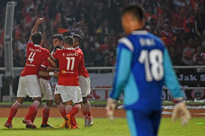 Ade Jantra Lukmana (kedua kiri) melakukan selebrasi bersama rekan-rekan setimnya usai menjebol gawang PS TNI.