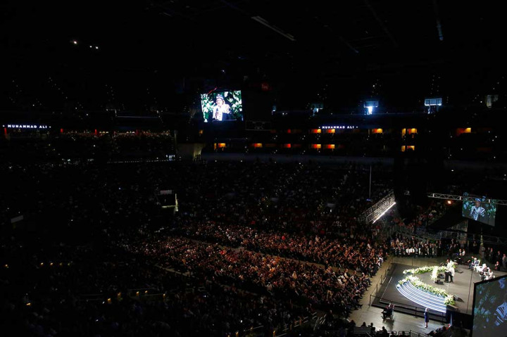 Puluhan ribu orang memberi penghormatan terakhir untuk legenda tinju Muhammad Ali di KFC Yum! Center, Louisville.