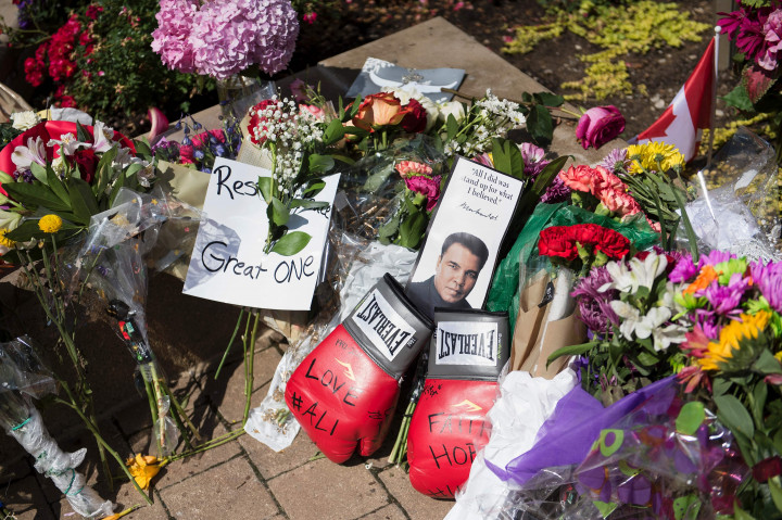 Muhammad Ali, tiga kali juara dunia tinju kelas berat dan juga tokoh perdamaian, meninggal dunia pada usia 74 tahun di Phoenix, Arizona, 3 Juni lalu. Menurut pihak keluarga, sebelum meninggal Ali telah merancang acara pemakamannya.