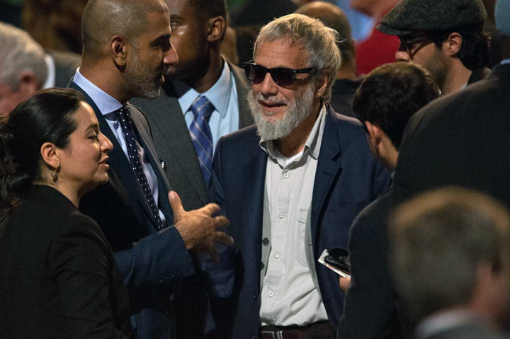 Yusuf Islam yang sebelumnya dikenal sebagai Cat Stevens, terlihat hadir selama upacara peringatan untuk Ali.