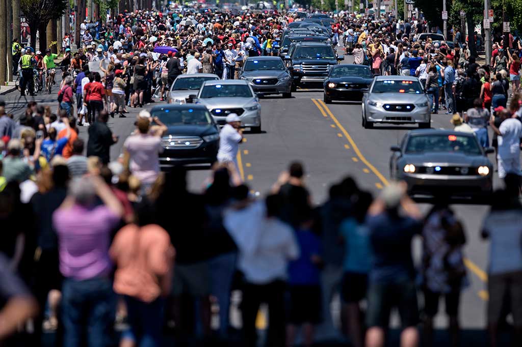Sebelumnya pada Jumat (10/6/2016), jenazah Muhammad Ali diarak keliling kota Louisville, dimana lebih dari 100 ribu orang menyaksikan prosesi itu.