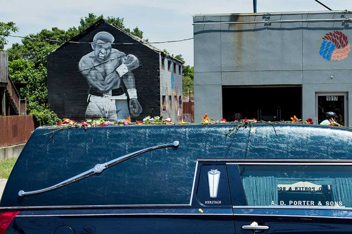 Jenazah Ali dimakamkan di Pemakaman Cave Hill secara Islam. Satu kata, 'Ali' tertulis di batu nisannya.