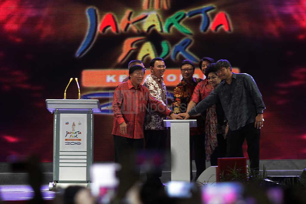 Mendagri Tjahjo Kumolo didampingi Gubernur DKI Jakarta Basuki Tjahaja Purnama, Komisaris Utama JIExpo Murdaya Poo (kiri) dan Hartati Murdaya (kedua kanan), Ketua Penyelenggara Prajna Murdaya (ketiga kanan) dan Karuna Murdaya (kanan) menekan tombol pembukaan pameran Jakarta Fair 2016.
