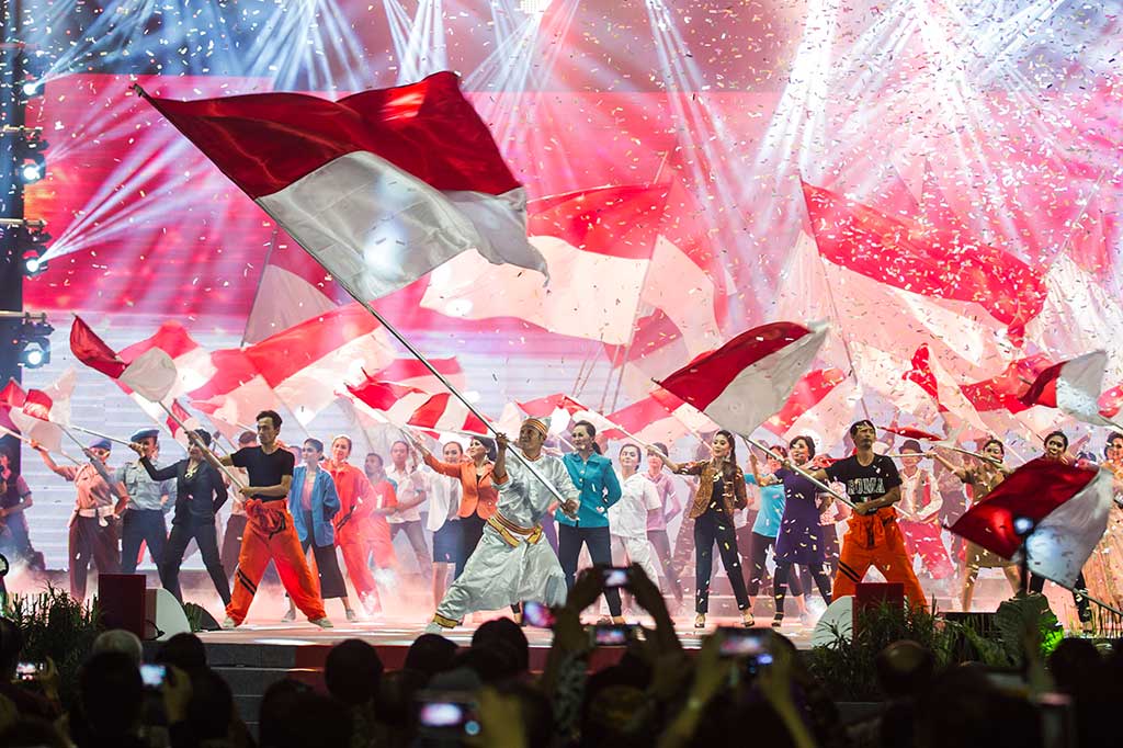 Penari membawakan tarian 'Semangat Membangun Negeri' dalam pembukaan pameran Jakarta Fair 2016.