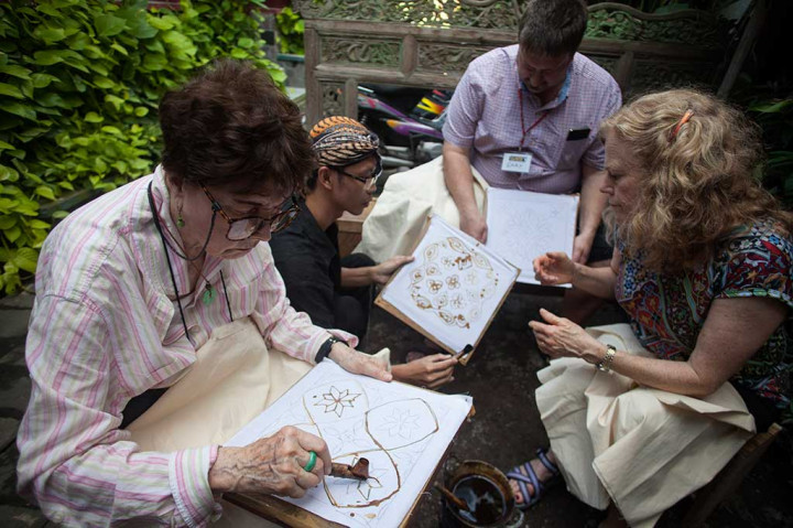 Turis Belajar Membatik di Laweyan Solo