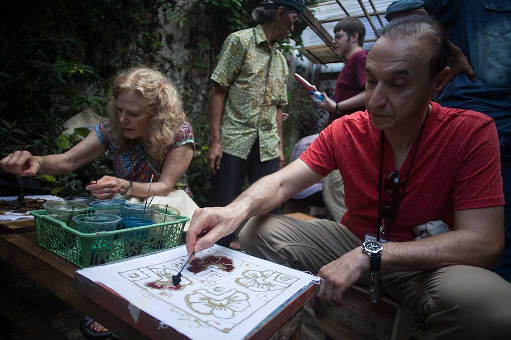 Turis Belajar Membatik di Laweyan Solo