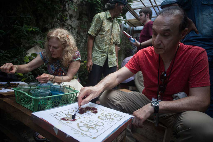 Turis Belajar Membatik di Laweyan Solo