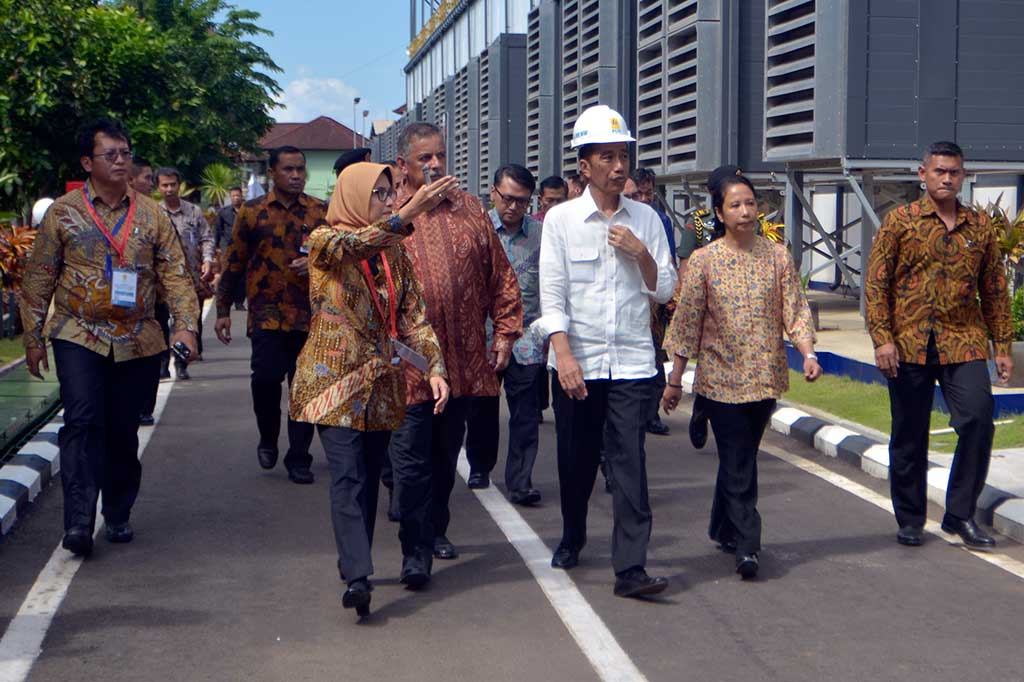 Presiden didampingi Dirut PLN Sofyan Basir (empat kanan), Menteri BUMN Rini Sumarno (dua kanan) meninjau PLTDG Pesanggaran.