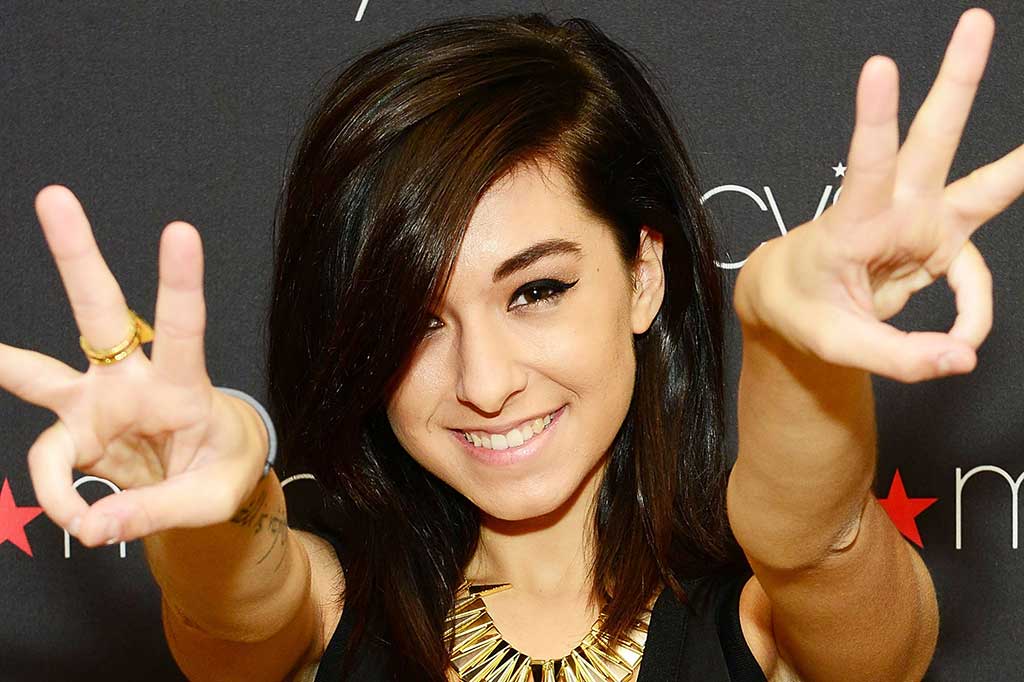 Polisi mengatakan dalam sebuah rilis bahwa penyanyi 22 tahun itu tampil bersama band Before You Exit di The Plaza Live di Orlando, Jumat malam. Konser berakhir sekitar pukul 22.00, dan Grimmie ditembak saat ia melayani permintaan tanda tangan dari para penggemarnya.