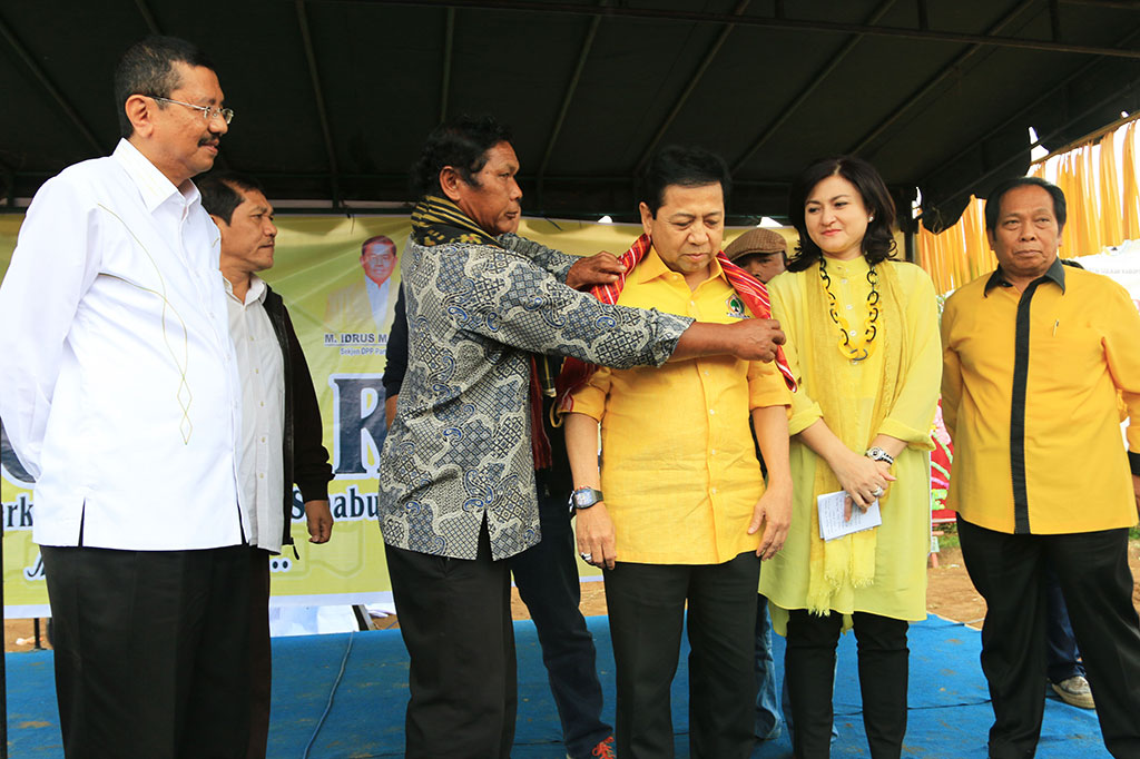 Ketum dan Kader Golkar Kunjungi Warga Sinabung