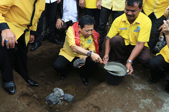 Ketum dan Kader Golkar Kunjungi Warga Sinabung
