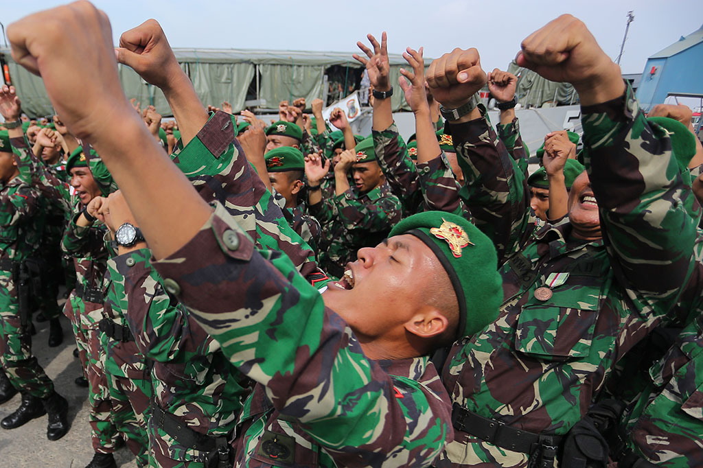 Prajurit TNI AD Pengamanan Perbatasan (Pamtas) Papua Nugini dari satuan Yonif 142/Ksatria Jaya meneriakkan yel-yel saat tiba di Pelabuhan Boom Baru, Palembang, Sumatra Selatan.