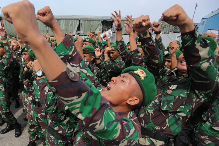 Prajurit TNI AD Pengamanan Perbatasan (Pamtas) Papua Nugini dari satuan Yonif 142/Ksatria Jaya meneriakkan yel-yel saat tiba di Pelabuhan Boom Baru, Palembang, Sumatra Selatan.