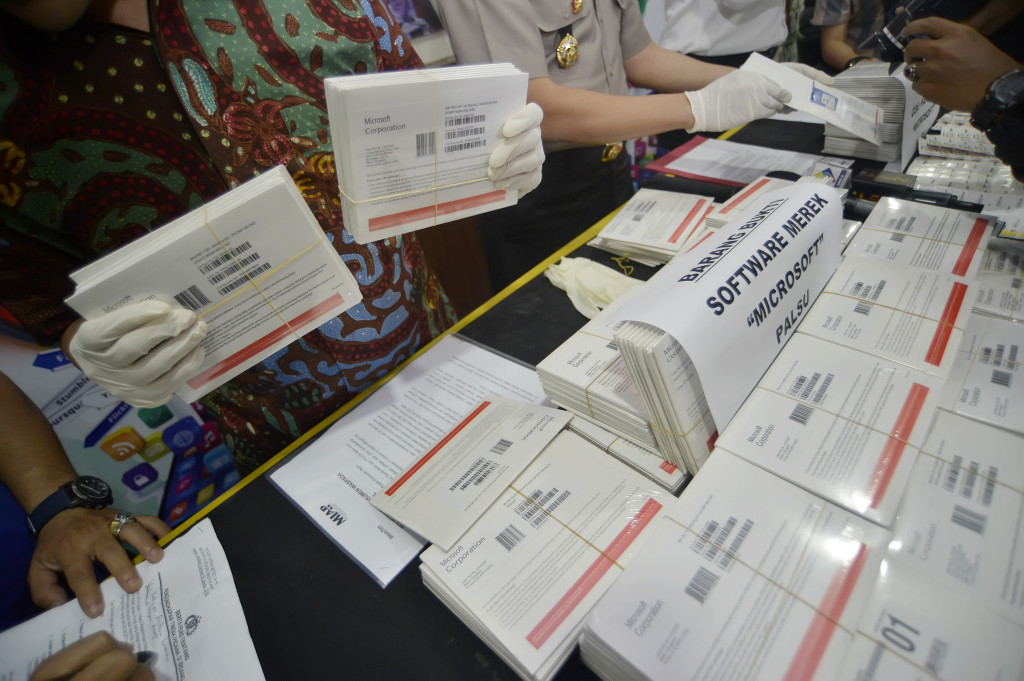 Dua Tersangka Pemalsuan Program Microsoft Ditangkap