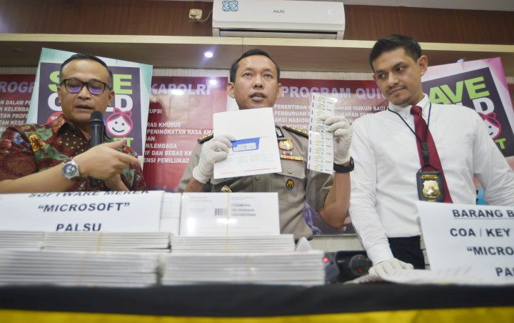 Dua Tersangka Pemalsuan Program Microsoft Ditangkap
