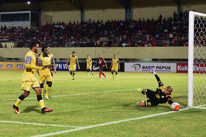 Penjaga gawang Barito Putra, Adhitya Harlan menepis bola dari gempuran pesepak bola Persipura Jayapura dalam lanjutan kompetisi Torabika Soccer Championship (TSC) 2016 di Stadiun Mandala Jayapura.
