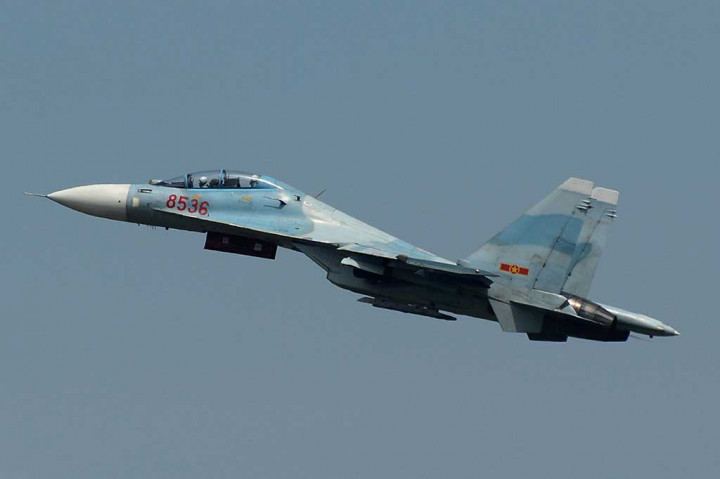Foto yang diambil pada 21 Oktober 2015 menunjukkan pesawat tempur multirole Angkatan Udara Vietnam Sukhoi Su-30MK2, mirip dengan jet tempur yang hilang di lepas pantai Vietnam.
