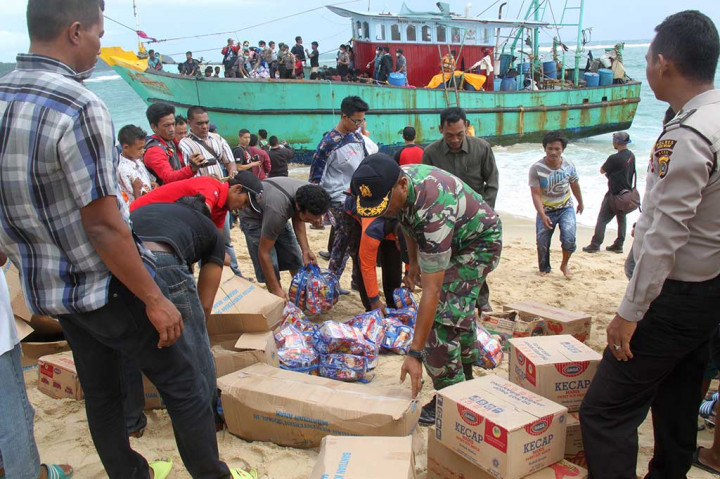 Pemerintah Aceh memberikan bantuan logistik berupa mie instan, obat-obatan, pakaian, air mineral dan bahan bakar minyak kepada imigran Srilanka sehingga mereka bisa meninggalkan Aceh menuju Australia.