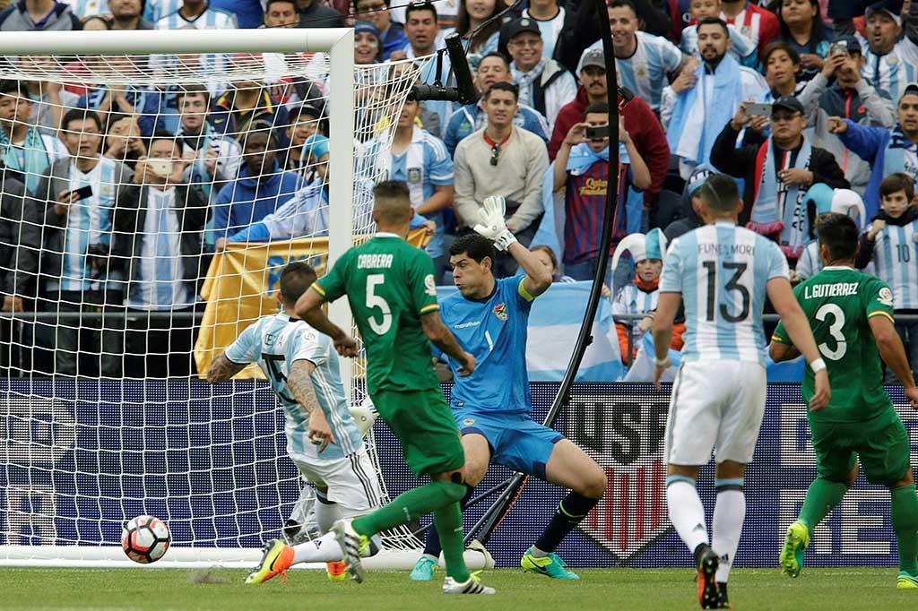 Menit ke-32 Victor Cuesta menambah penderitaan Bolivia dengan gol internasional pertamanya. Kedudukan 3-0 bertahan hingga waktu jeda.