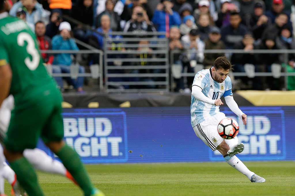 Argentina berpeluang memperbesar keunggulan pada menit ke-82. Namun tendangan bebas Lionel Messi masih melenceng tipis di sisi kanan kiper Bolivia.