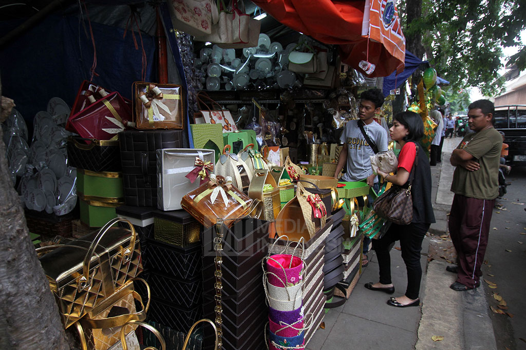 Pemprov DKI akan segera menertibkan para pedagang parcel yang menduduki trotoar dan mengganggu para pejalan kaki.