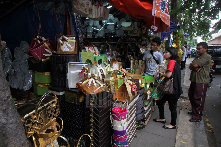 Pemprov DKI akan segera menertibkan para pedagang parcel yang menduduki trotoar dan mengganggu para pejalan kaki.