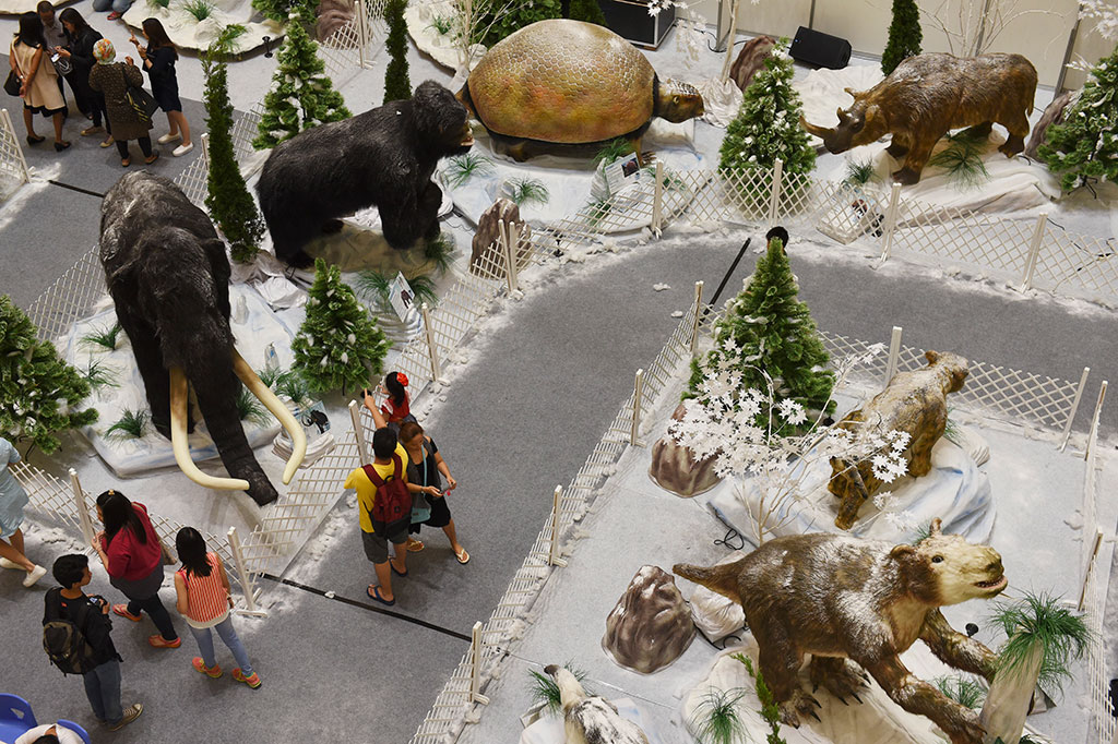 Replika Hewan Purba Jaman Es Hadir di Atrium TP Surabaya