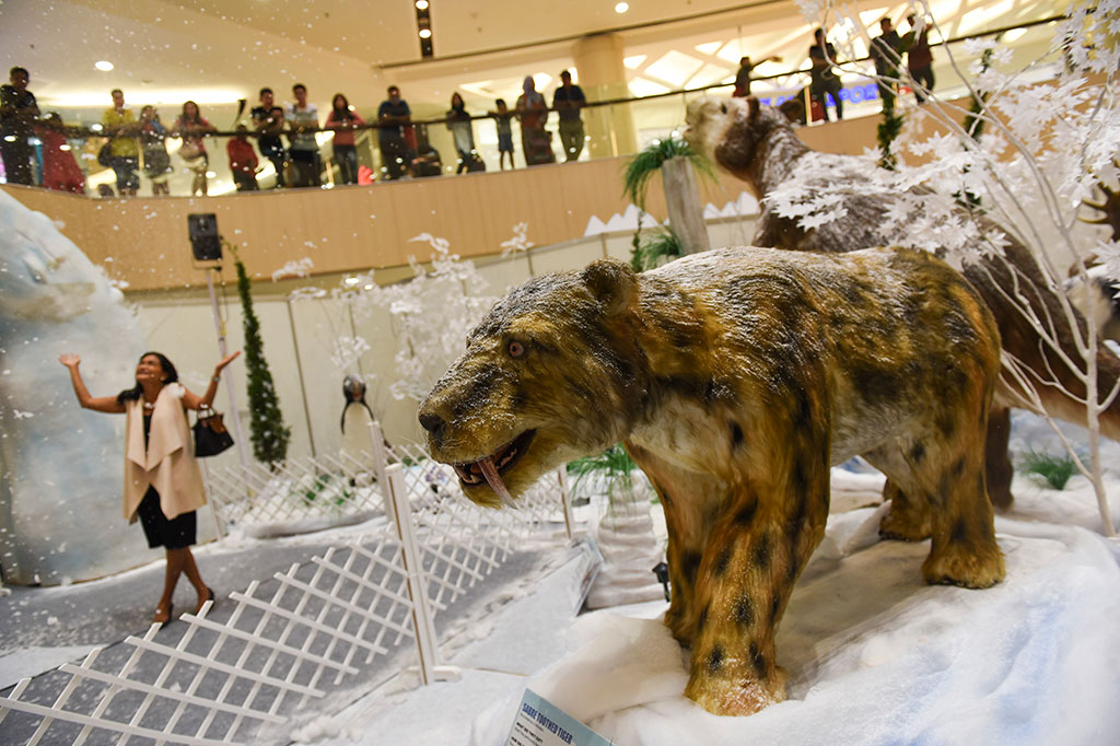 Replika Hewan Purba Jaman Es Hadir di Atrium TP Surabaya