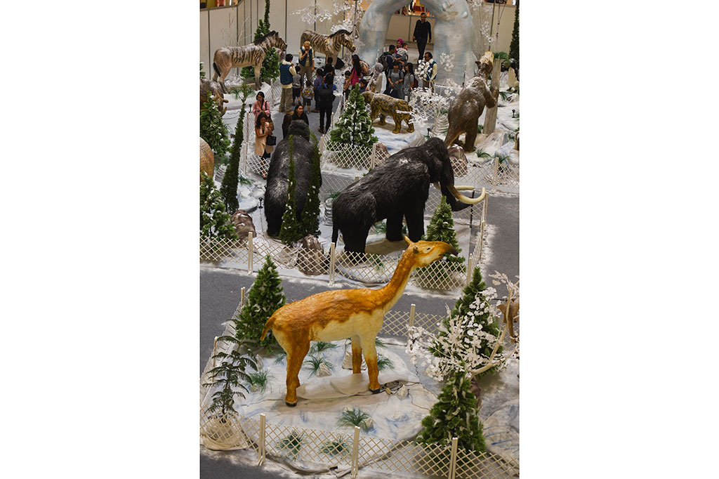 Replika Hewan Purba Jaman Es Hadir di Atrium TP Surabaya