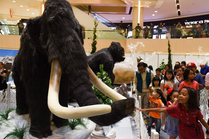 Replika Hewan Purba Jaman Es Hadir di Atrium TP Surabaya