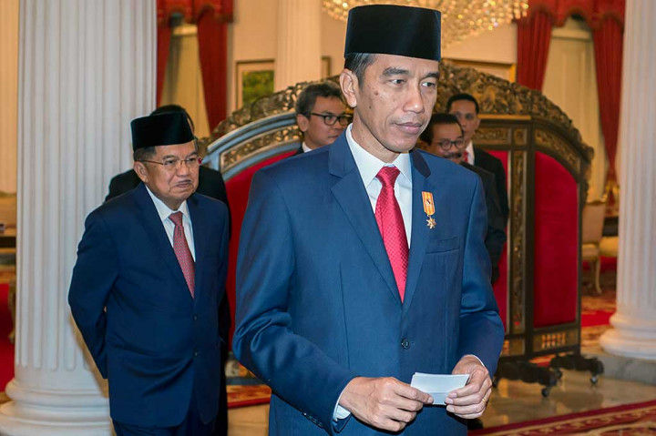 Presiden Joko Widodo didampingi Wapres Jusuf Kalla dan Jubir Kepresidenan Johan Budi bersiap memberikan keterangan pers di Istana Negara, Jakarta, Kamis (16/6).